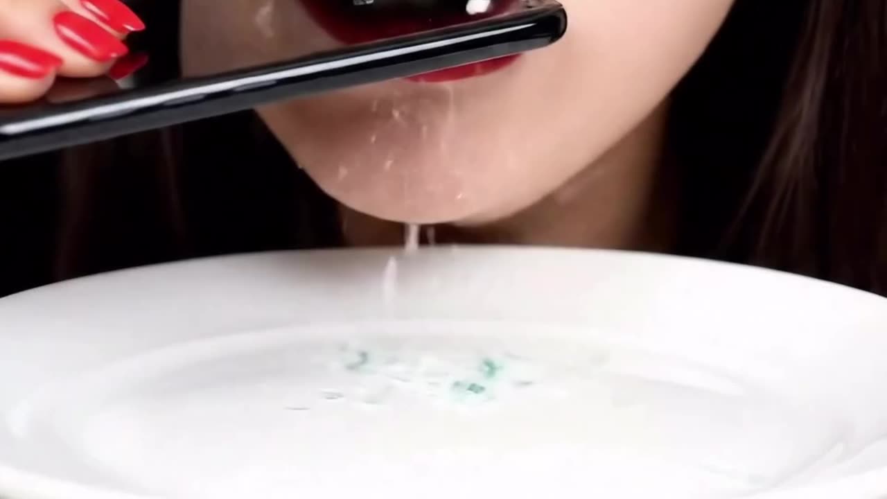 Eating 😋 a iphone 😱😱