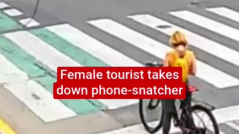 Turistja ruse bëhet virale në rrjet, ja si e kap hajdutin që u përpoq t’i vidhte celularin