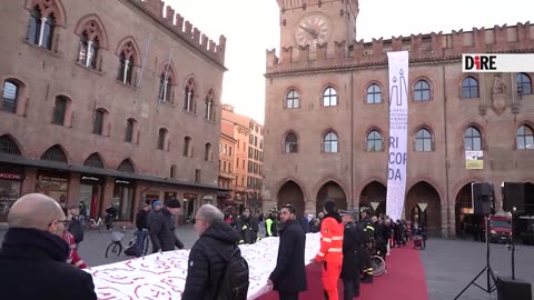 Bologna - COVID. TELA DI 100 METRI IN PIAZZA CON 4.488 NOMI VITTIME (18.03.25)