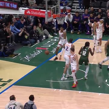 NBA - Giannis attacking the paint early 💪💪