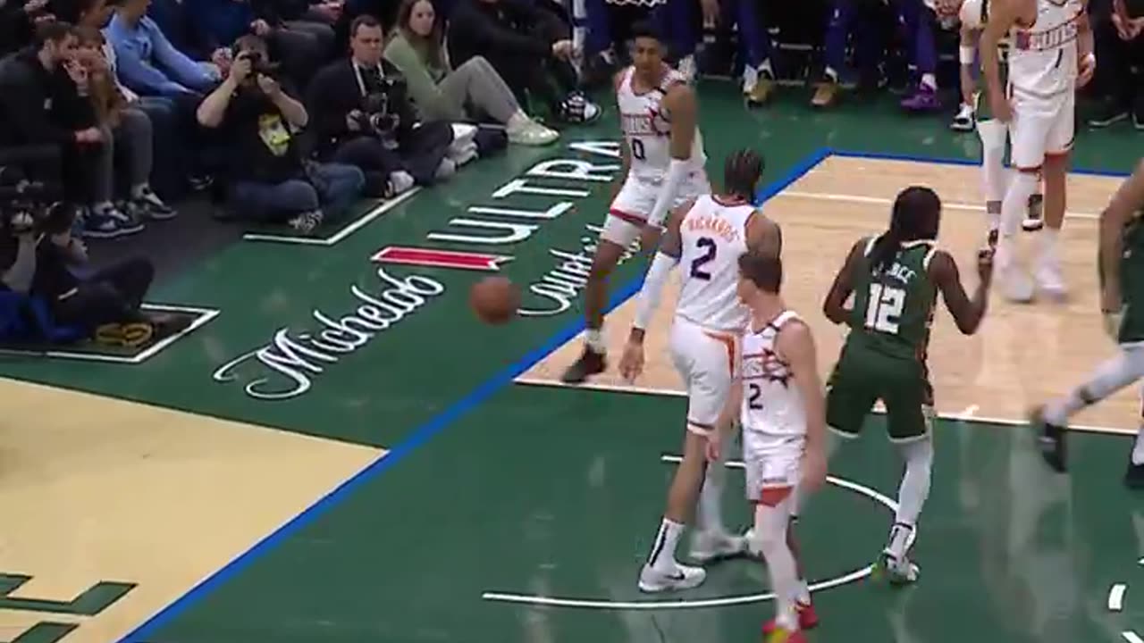 NBA - Giannis attacking the paint early 💪💪