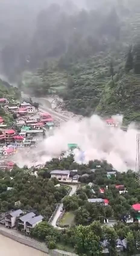 Heavy damage and fears of many casualties in a dramatic flood in the town of Uttarkashi,
