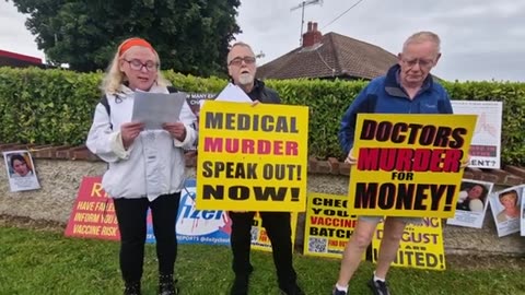 WakeUpéiRe volunteers read an open letter to Irish political party Aontú and the Tóibín family.