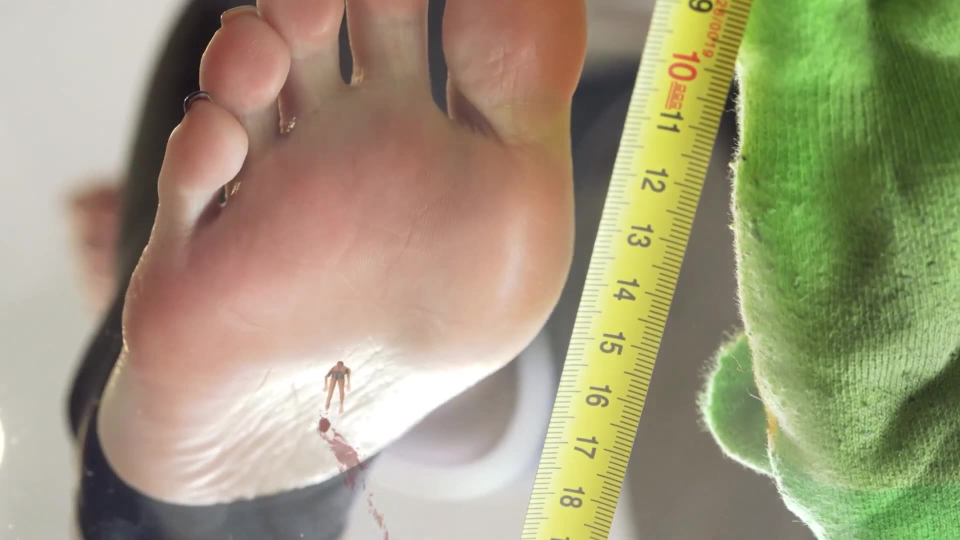 Giantess squishes guy like a bug