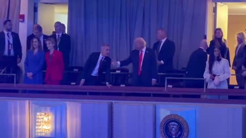 Trump vừa đến Trung tâm Kennedy để bốc thăm và Mark Carney đã đến