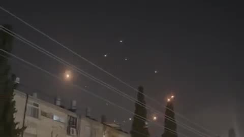 🇮🇷🇮🇱 Iranian missiles over Israel filmed from Syria. 🚀 And Iranian missiles hitting Haifa.