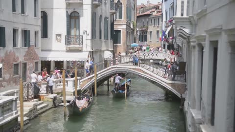 6 Tourist Traps That Basically Rob You With a Smile