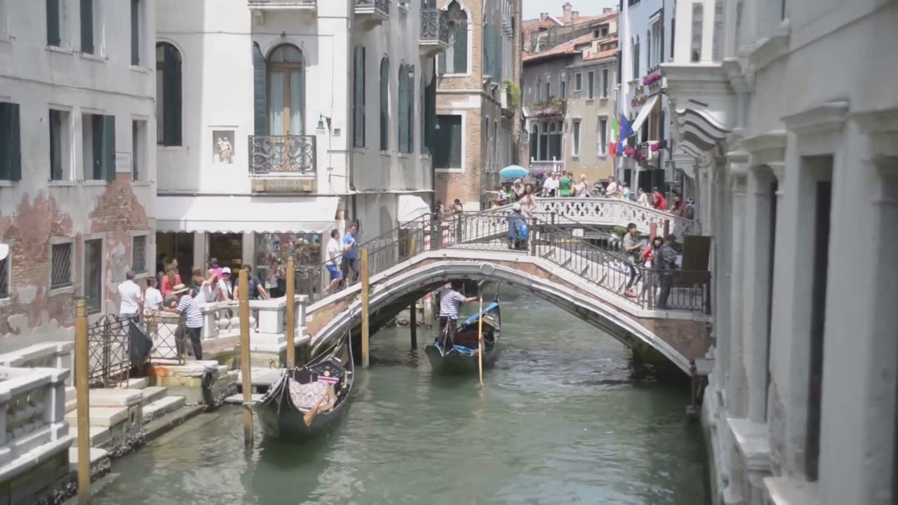 6 Tourist Traps That Basically Rob You With a Smile