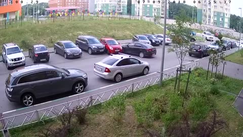 Il tente de sortir de sa place de parking
