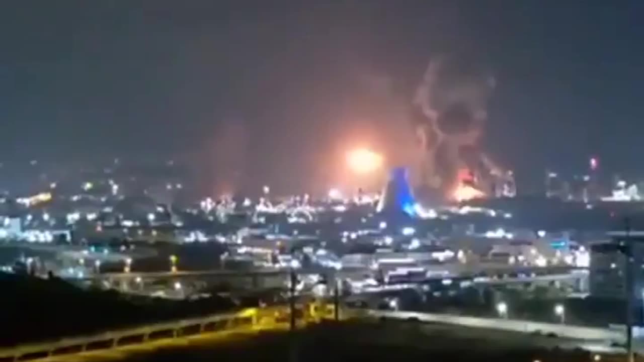BREAKING: Iranian ballistic missile strikes Haifa, Israel.