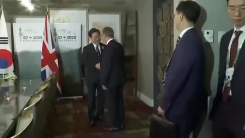 starmer shakes hands with his interpreter rather than the South Korean president