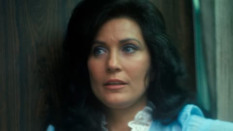 Loretta Lynn - This Stranger