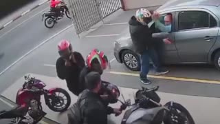 Cuatro ladrones intentan asaltar a dos conductores en Brasil