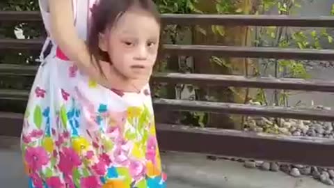 Une petite fille de 2 ans se déguise pour Halloween
