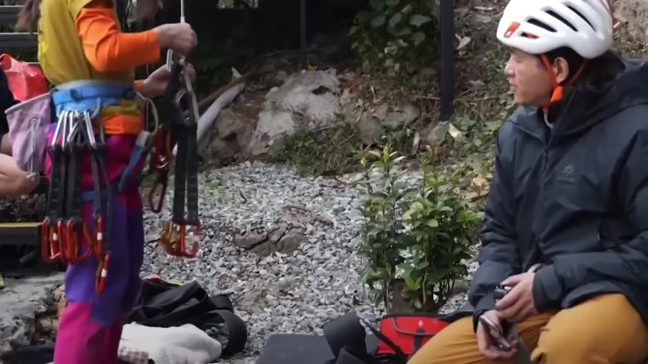 Niña de 9 años establece récord nacional de escalada en China