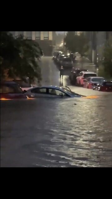FLASH FLOODINGS💦🌊🛻📸IN NORTH CAROLINA🚏💧🌊🚗🏢☔️💫