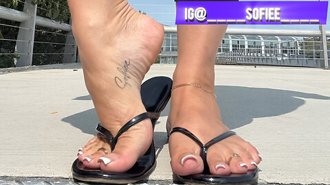 Beautiful Women In Flip Flop Showing Off Her Toes On IG Live 👣