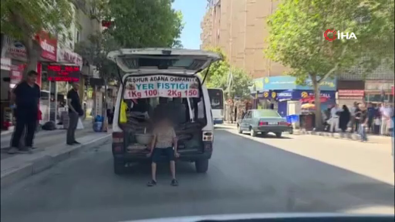 Çocuğun araç arkasındaki tehlikeli yolculuğu kamerada