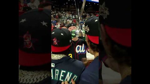 Cal Raleigh's Mariners teammates presented him with the Derby trophy 👑