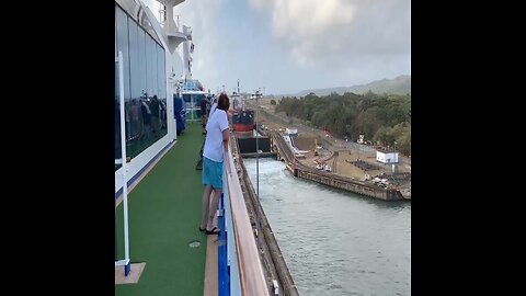 Description A Series Of Ships Go Through Panama Canal