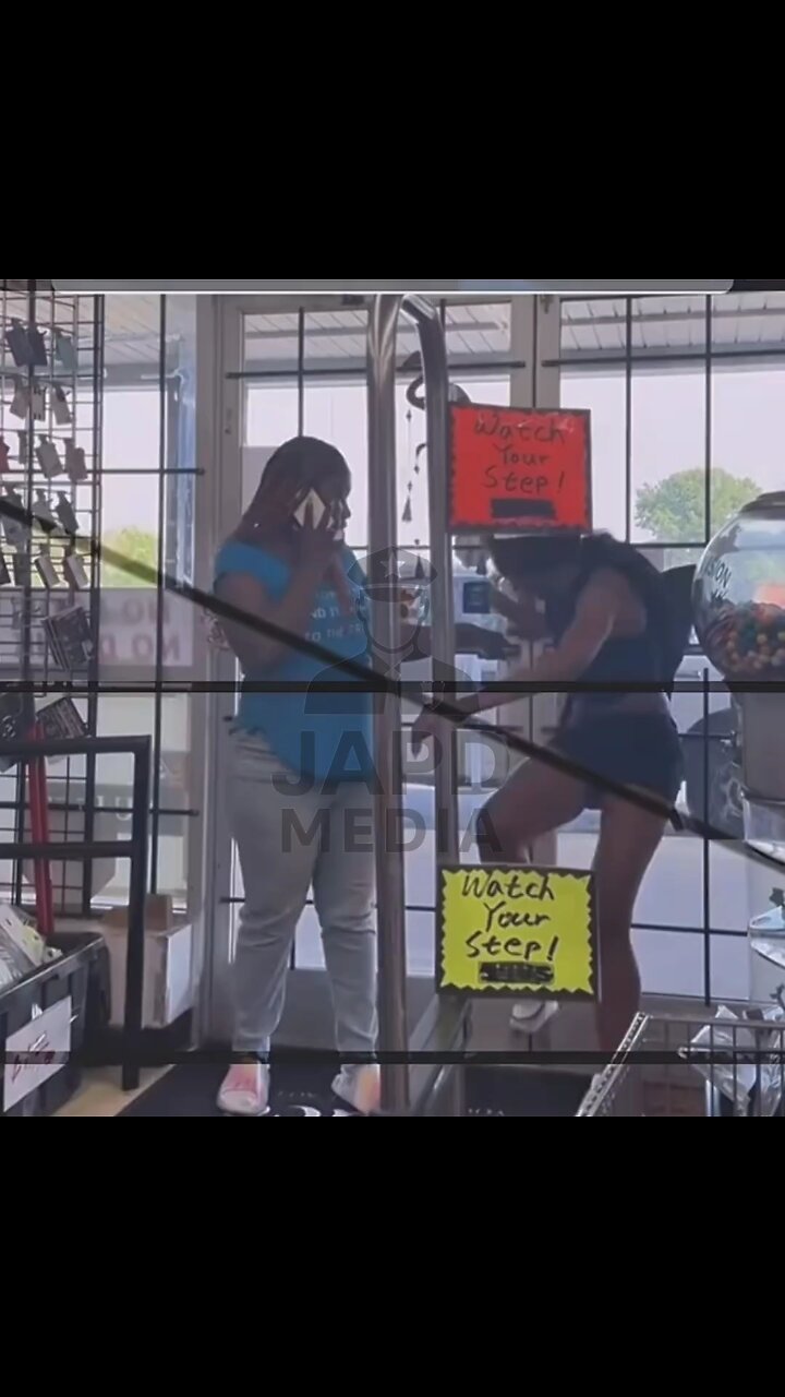 Woman Mysteriously Locked Inside Supermarket—What Really Happened? #lockedin #storedrama #japd