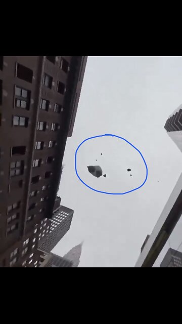 APARTMENT RESIDENTS🏢🗑️🛗📸THROW GARBAGE ONTO PRO-HAMAS PROTESTERS🛗🗑️🏙️💫