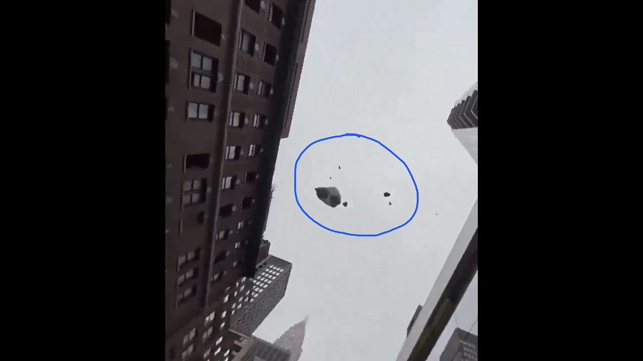 APARTMENT RESIDENTS🏢🗑️🛗📸THROW GARBAGE ONTO PRO-HAMAS PROTESTERS🛗🗑️🏙️💫