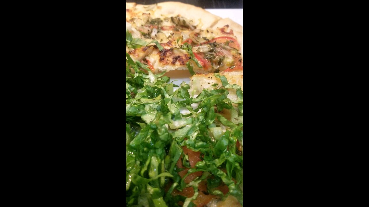 Half salad half tomato onion garlic basil pizza... fucking excellent...