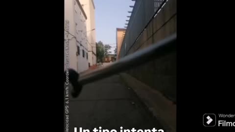 Pelo brócoli se me tira encima de repente e intenta apuñalarme