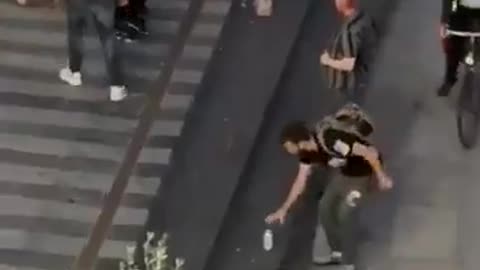 Centro di Londra. Notate il negro come tenta di sfondare il cranio del ragazzo..