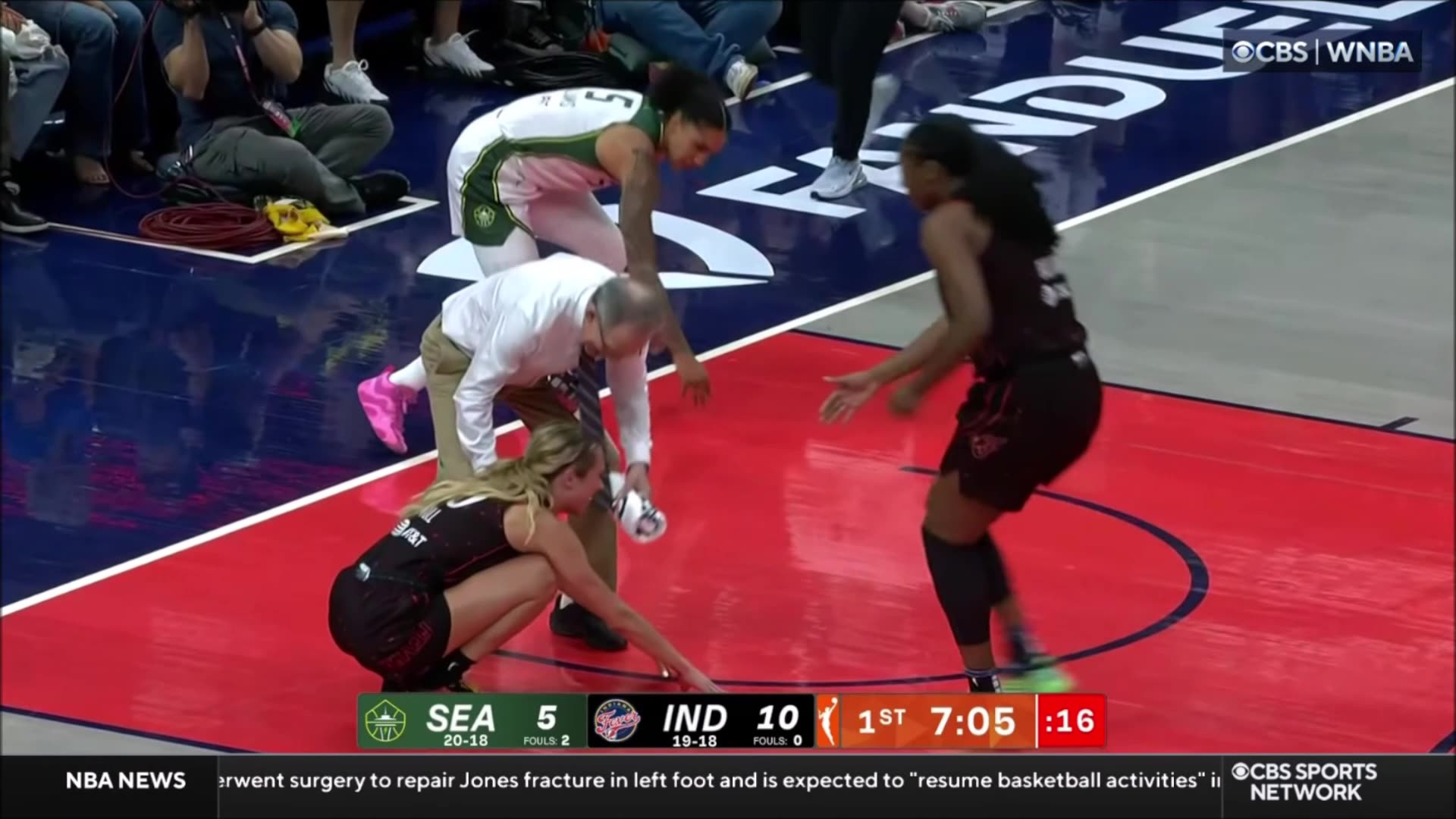 🫣 HEADS COLLIDE, Lexie Hull & Gabby Williams shaken up | Indiana Fever WNBA womens basketball