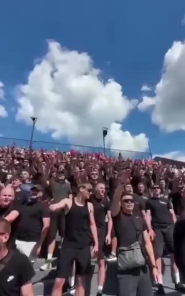 "Fandění" ukrajinských fanoušků na přátelském fotbalovém zápasu v Rivně.