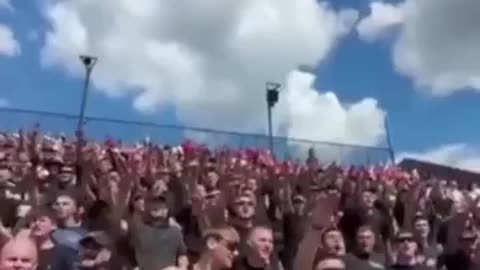 "Fandění" ukrajinských fanoušků na přátelském fotbalovém zápasu v Rivně.