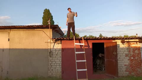 ОТец починил дырявую шиферную крышу
