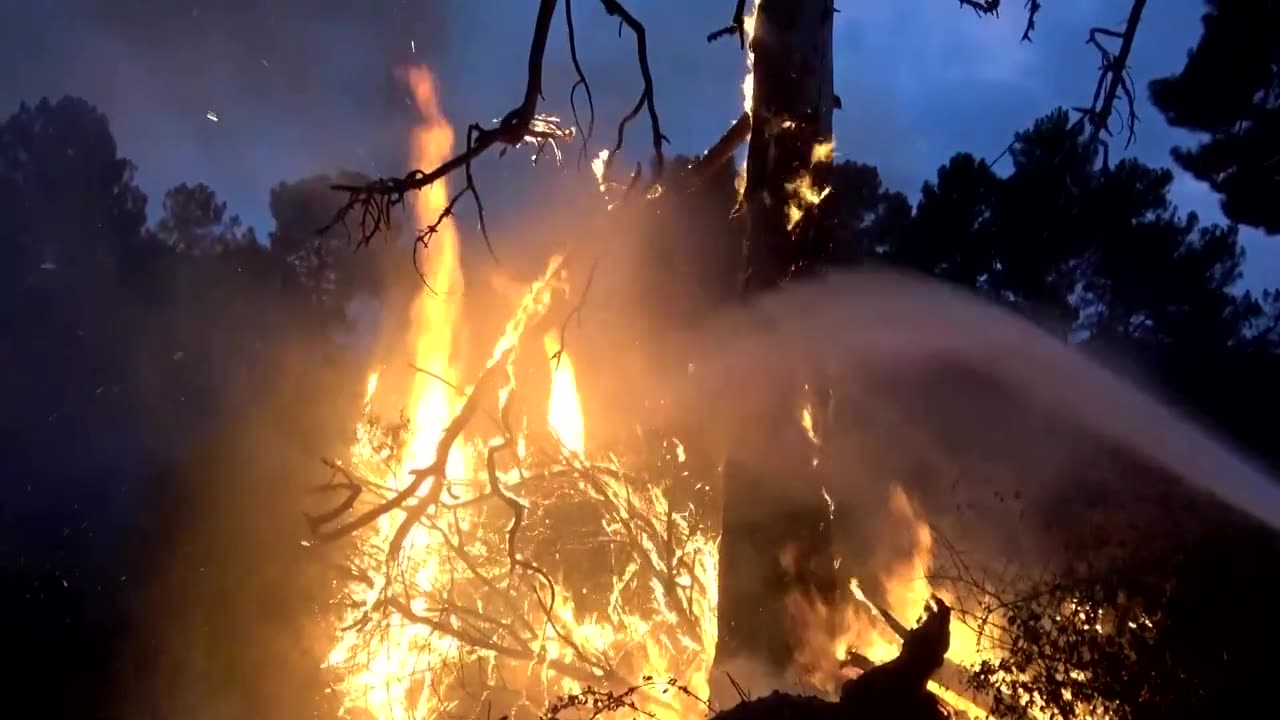 Spain battles to control fires in San Bartolome de Pinares 08/09