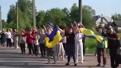 People welcomed Ukrainian heroes released from captivity along the roadside!