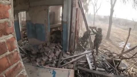 Ukraine combat footage : close call GoPro gun battle