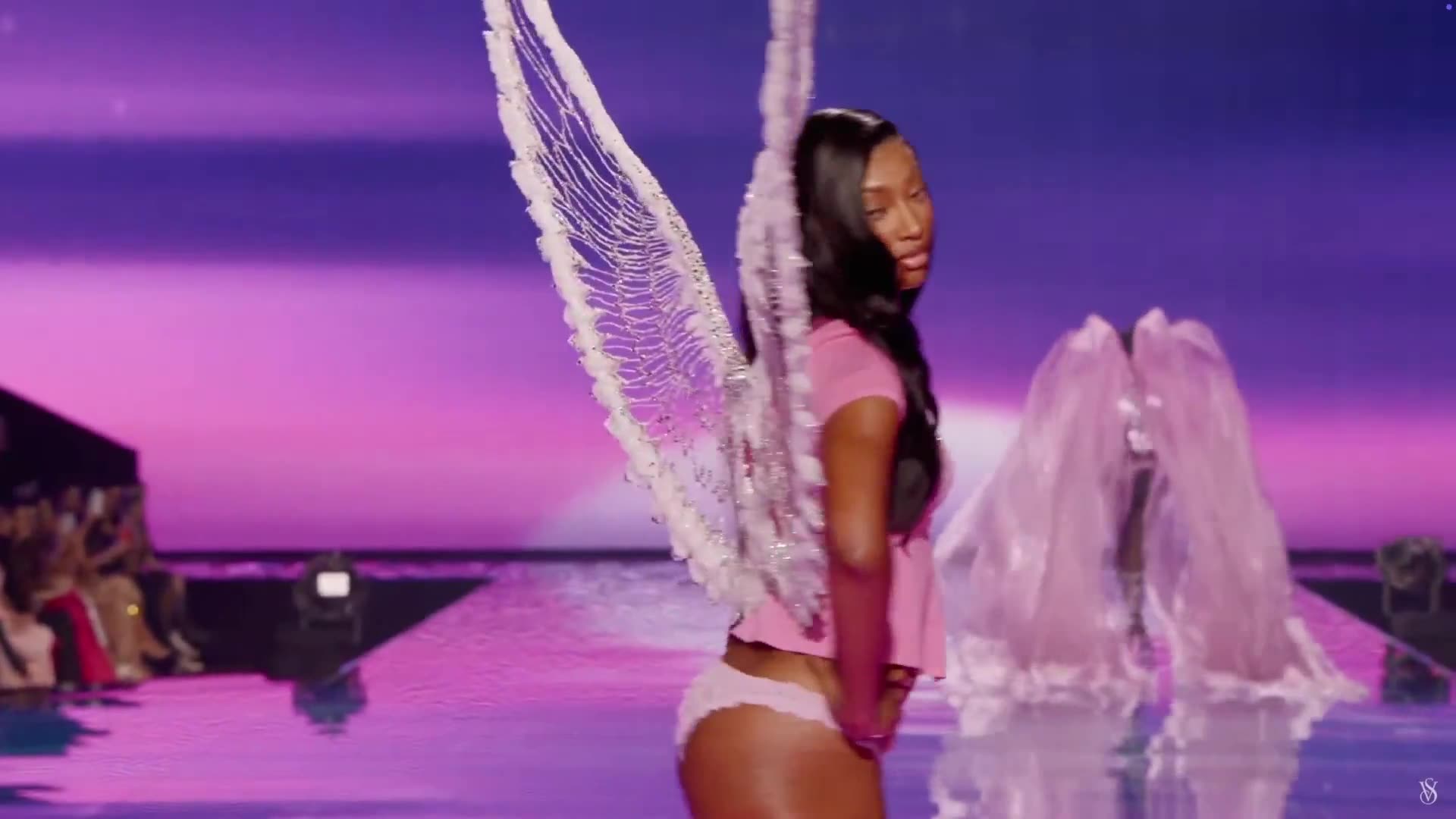 🪽 Angel Reese on the runway at the 2025 Victoria’s Secret Fashion Show