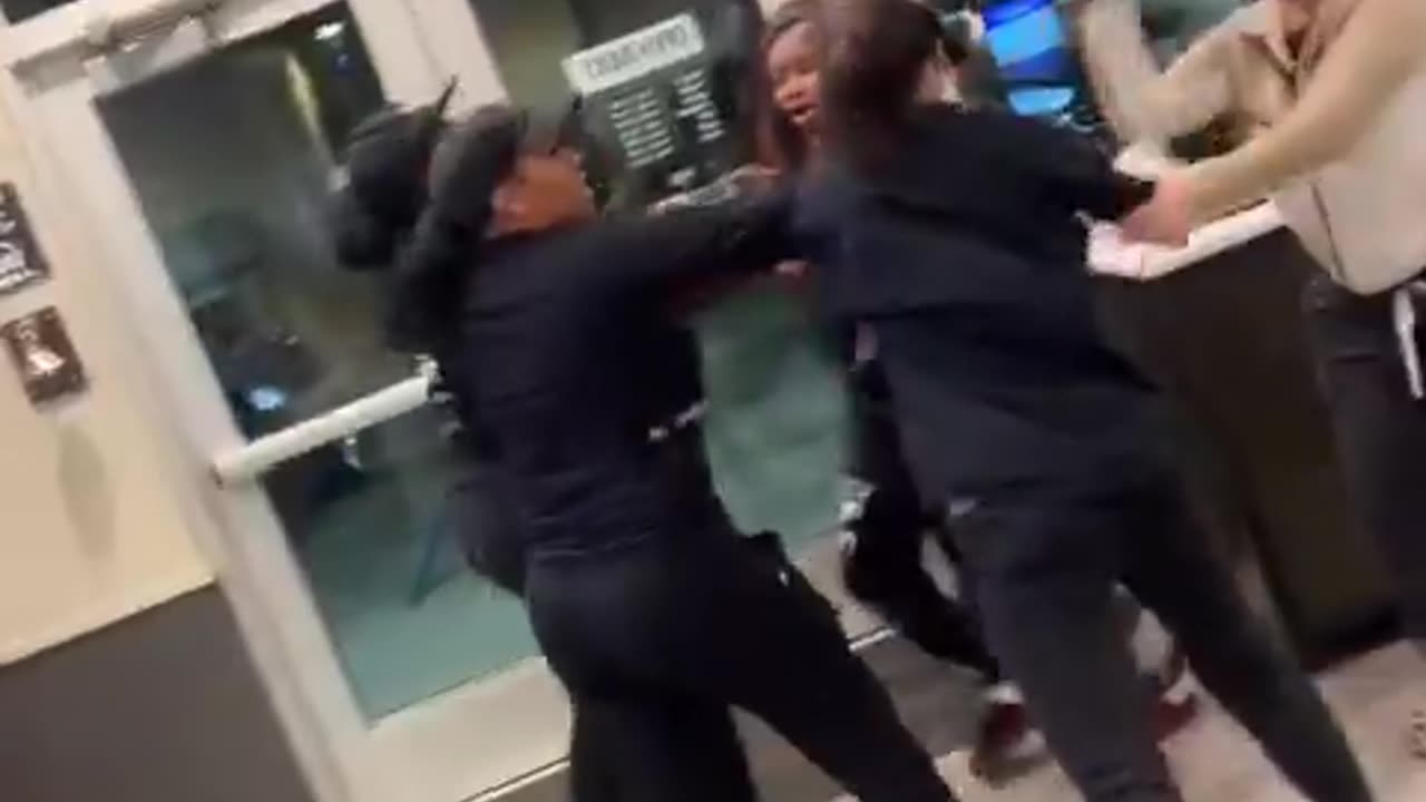 Taco Bell employees and customers get into mix