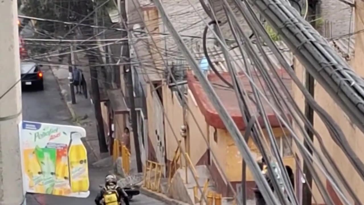 Motociclista pierde control en la ‘esquina del diablo’ en CDMX