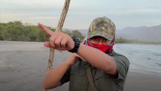 Extranjero impide el paso de una playa