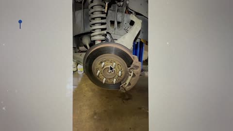 Replacement of the Ford Expediton front axle using a tiny axle nut