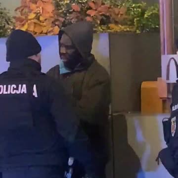 ‼️PILNE‼️ WARSZAWA. Północ. MCDonald's, ul. Swietokrzyska. Policja zawija sub saharan.