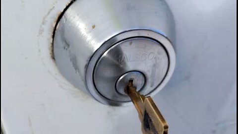 Seized key lock winter quick emergency empty hands release and prevention