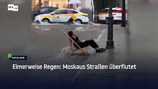 Eimerweise Regen: Moskaus Straßen überflutet