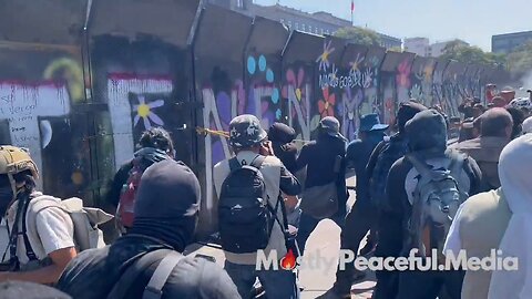 Mexico City Protesters attempt to tear down wall around the National Palace
