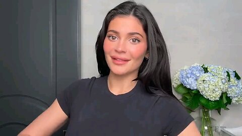 how does Kylie Jenner do her makeup