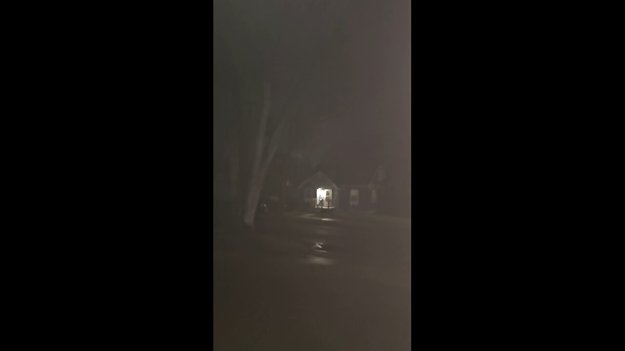 It's so quiet out.... It's eerie.... And we're supposed to get tornadoes. 🌪