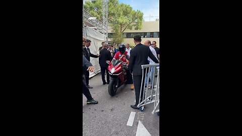 A two-wheeled arrival for Lewis Hamilton on media day 👀🏍️🏎️ #F1 #Formula1 #MonacoGP