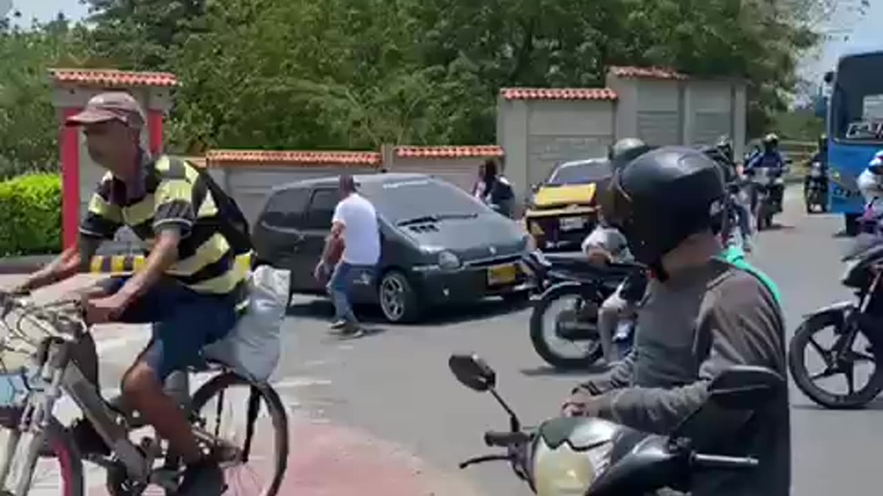 Mujer sorprendió a esposo saliendo de un motel con la amante
